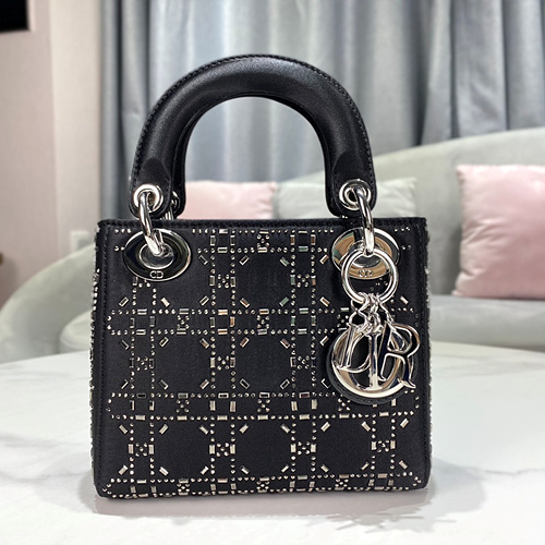 [지수 PICK] 디올 LADY DIOR 미니 백 블랙 라인 스톤 까나쥬 새틴 매장가 750만원