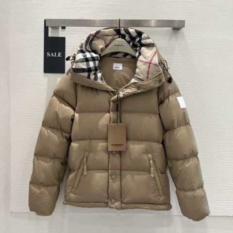 버버리 이너 체크 후드 쇼트 다운 재킷 (매장가 350만원)