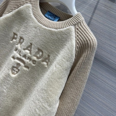 프라다 알파카 크루넥 스웨터 (매장가 330만원)